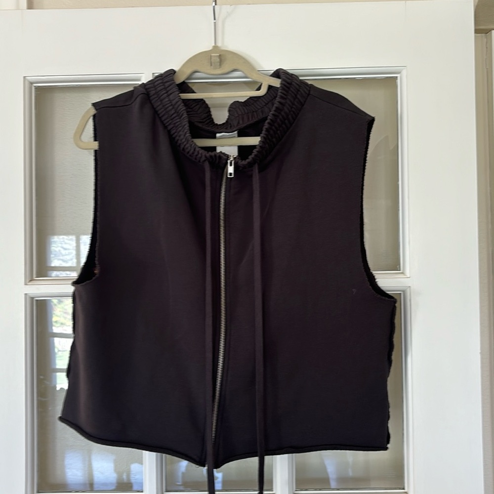 Athletic cut off sleeve look top